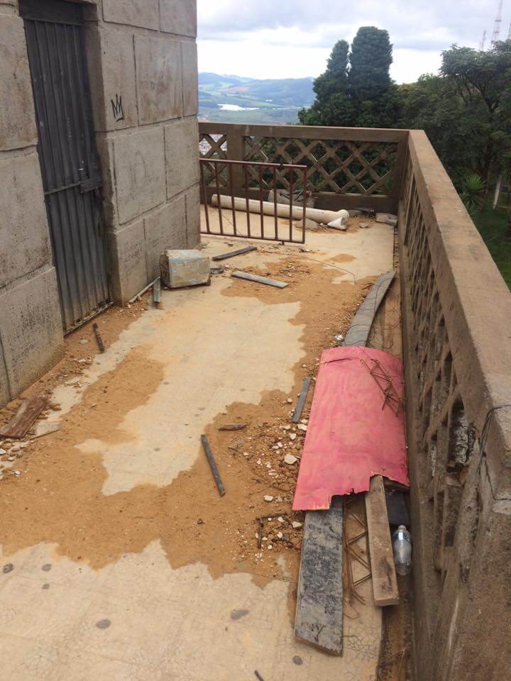 Restos de construção no pedestal do Cristo Redentor