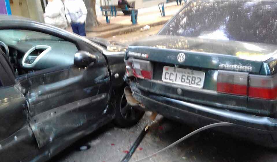 carro perde o controle - Jornal da Cidade