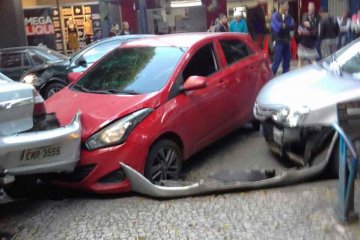 carro perde o controle - Jornal da Cidade