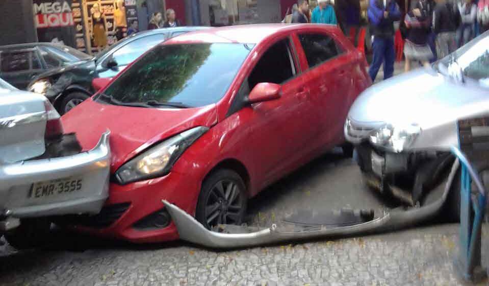 carro perde o controle - Jornal da Cidade