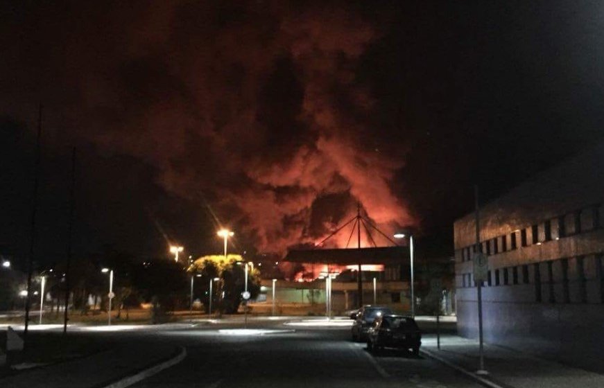 incêndio em galpão de indústria de reciclagem - Jornal da Cidade