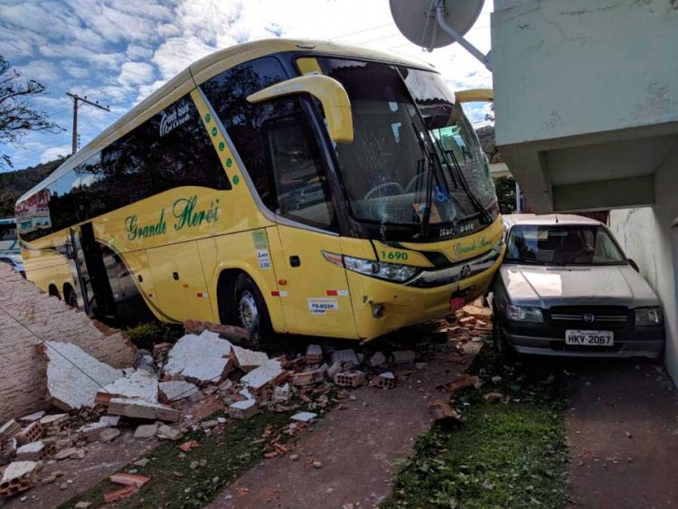 Ônibus desgovernado - Jornal da Cidade