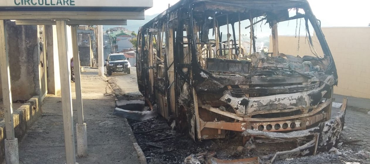 ônibus são incendiados em Poços - Jornal da Cidade