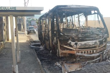 ônibus são incendiados em Poços - Jornal da Cidade