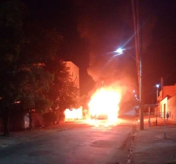 ônibus são incendiados em Poços - Jornal da Cidade