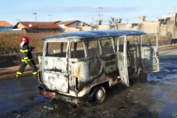 Kombi pega fogo - Jornal da Cidade