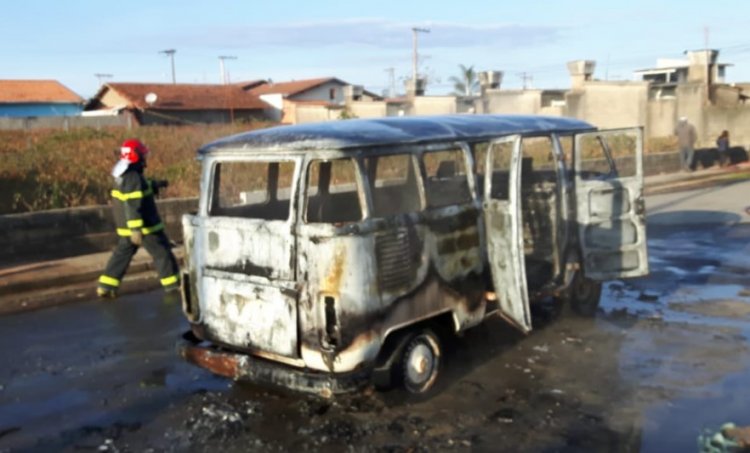 Kombi pega fogo - Jornal da Cidade