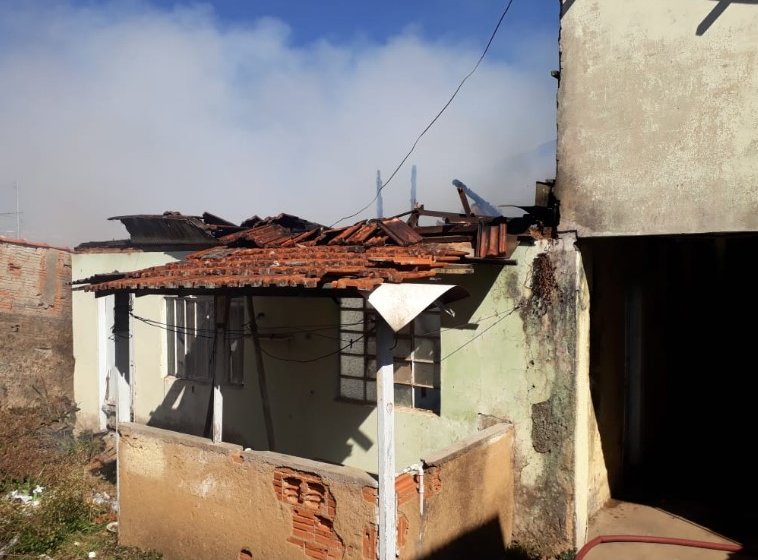 incêndio em residência no Santa Rosália - Jornal da Cidade