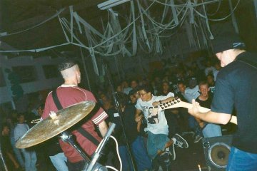 Como sobreviver a uma briga num show de punk rock - Jornal da Cidade