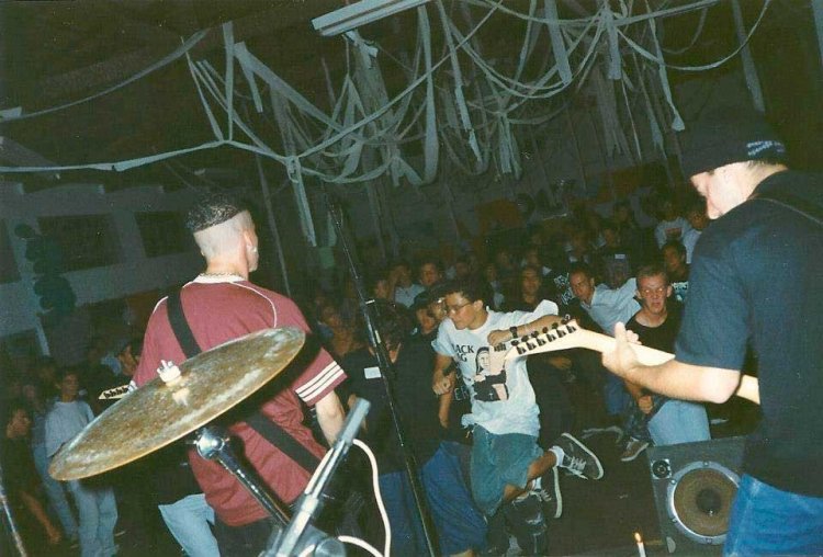 Como sobreviver a uma briga num show de punk rock - Jornal da Cidade