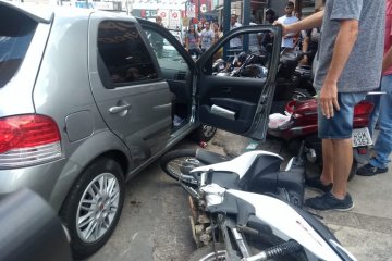 casal briga dentro de carro e bate em motos - Jornal da Cidade