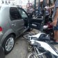 casal briga dentro de carro e bate em motos - Jornal da Cidade