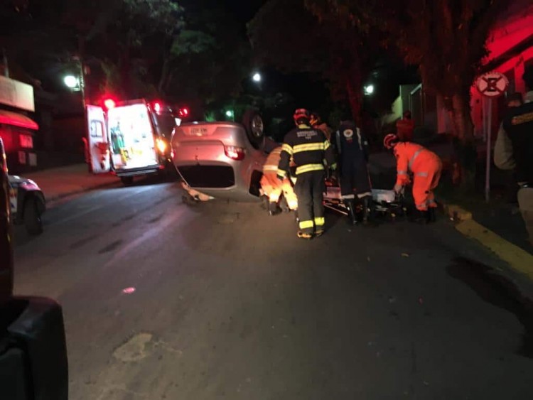 veículo capota na rua Assis Figueiredo - Jornal da Cidade