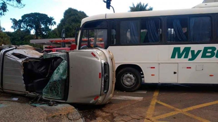 acidente-envolve-caminhonete-e-ônibus (1)