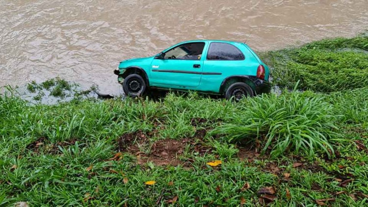 carro-cai-dentro-do-ribeirão-Poços-de-Caldas (1)