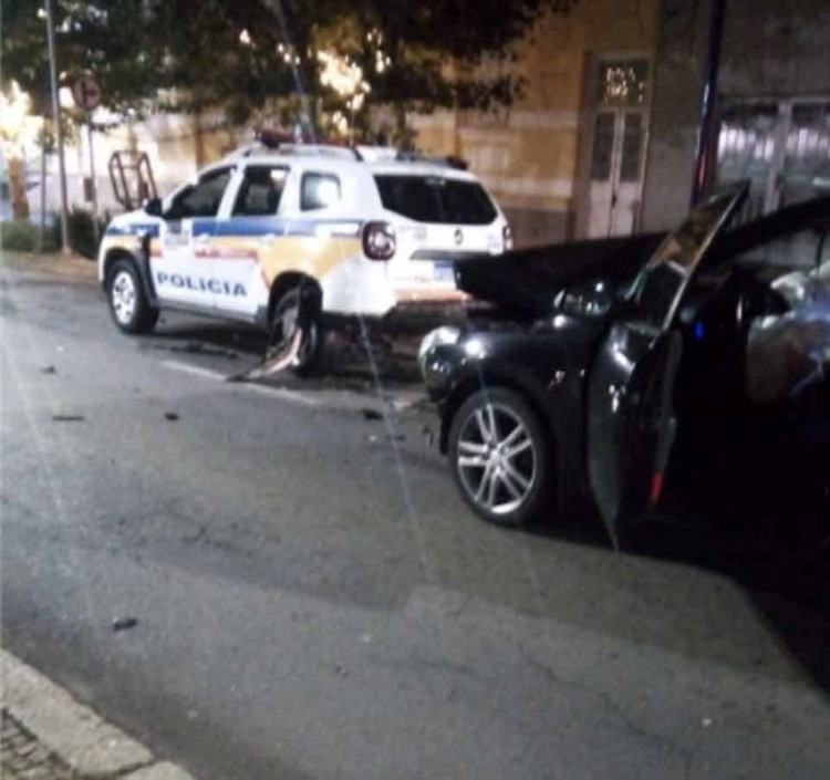 carro-bate-em-viatura-policial (1)