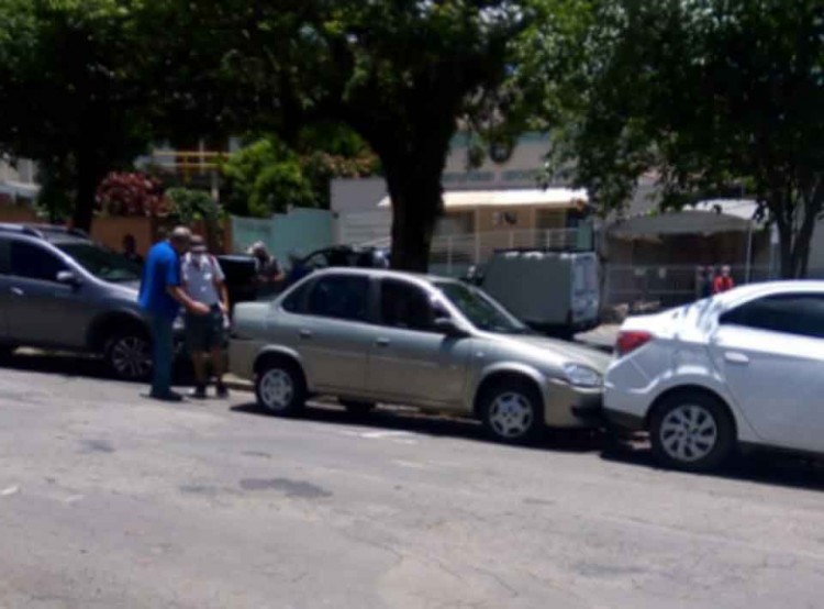 motorista-bate-em-carros-estacionados (1)