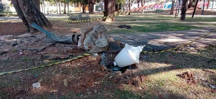 Veículo-invade-a-praça-Getúlio-Vargas (1)