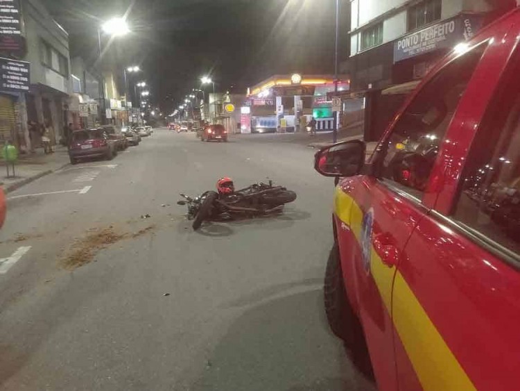 Moto-em-alta-velocidade-colide-contra-Kombi