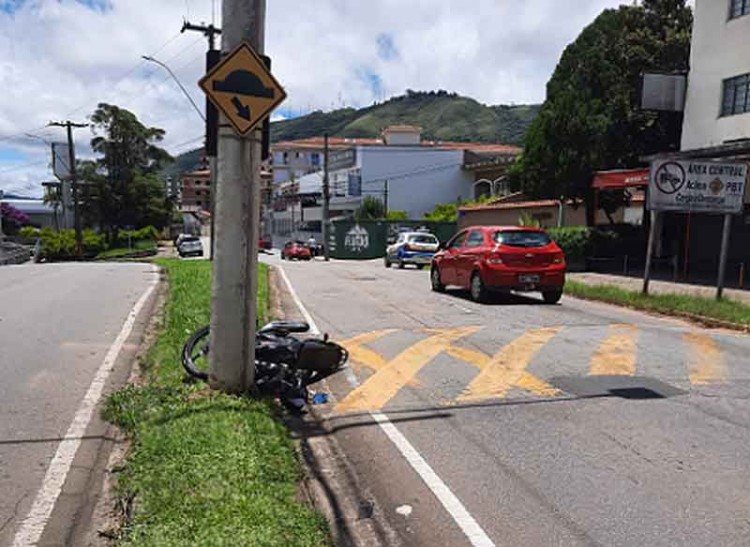 motociclista-bate-em-poste (1)